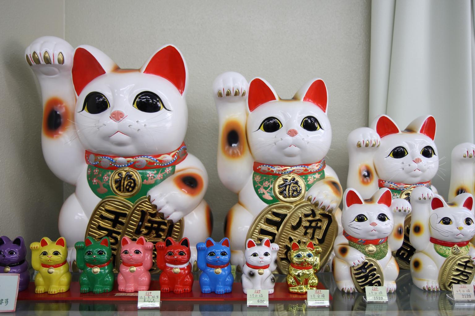 Aichi GeoGuessr guide image showing maneki-neko lucky cats in Tokoname
