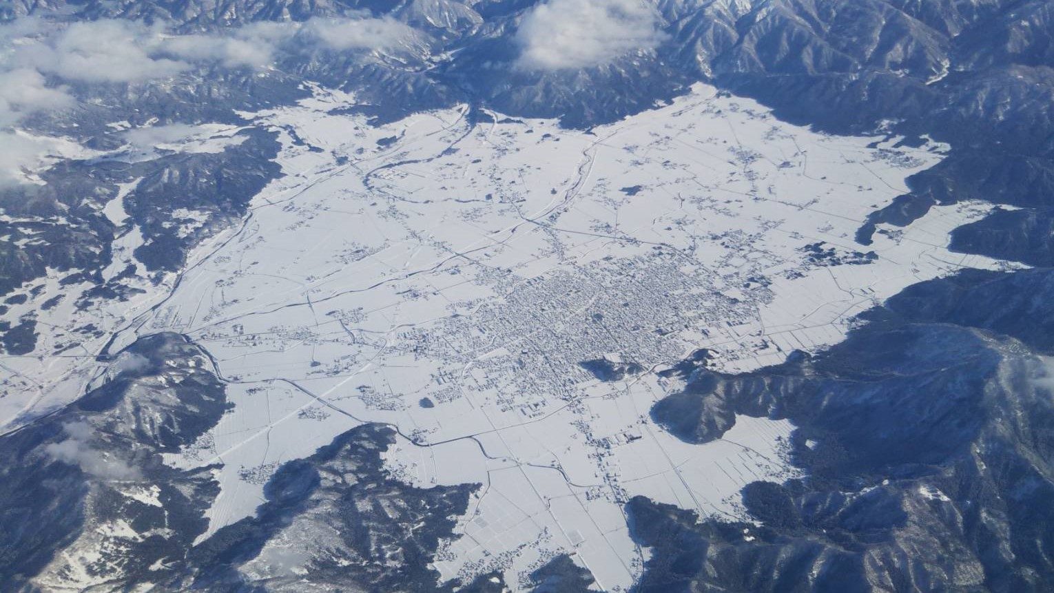 山に囲まれた雪の大野盆地(福井県大野市)