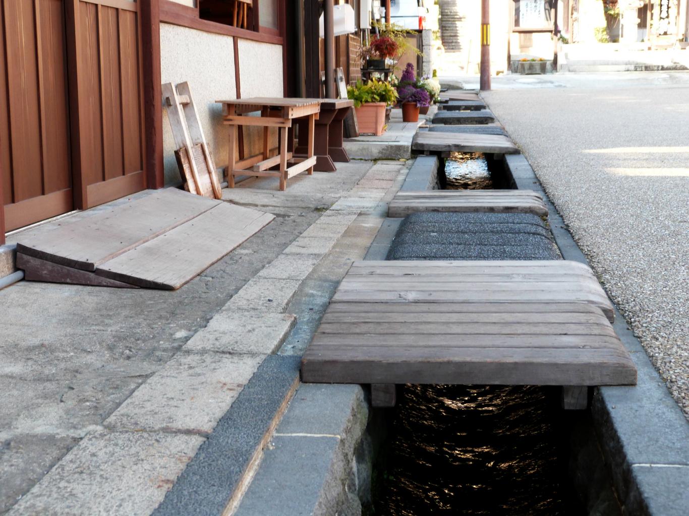 Gifu GeoGuessr guide image showing a waterway in Gujo-Hachiman