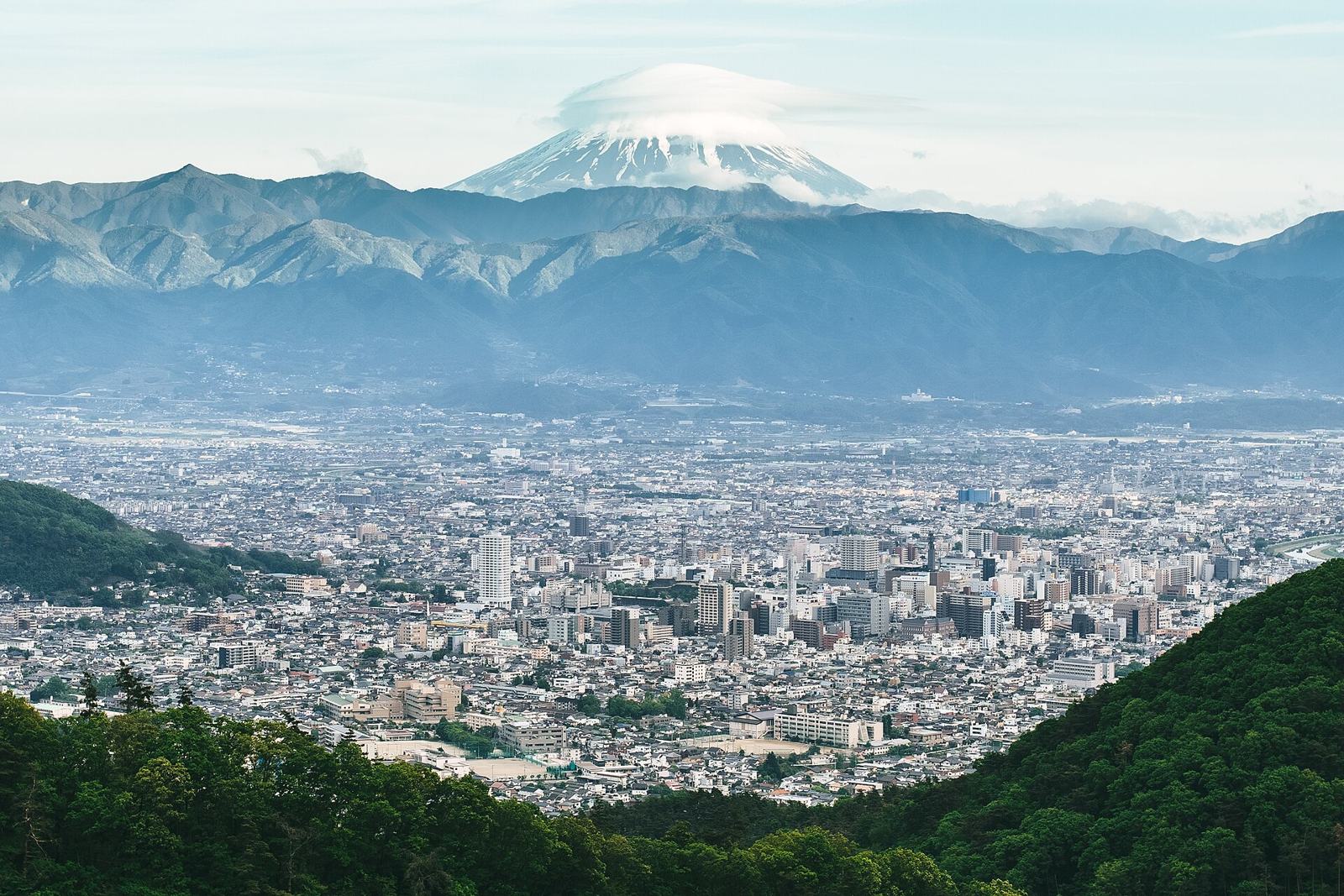 山に囲まれた甲府盆地と甲府の市街地（山梨県甲府市）