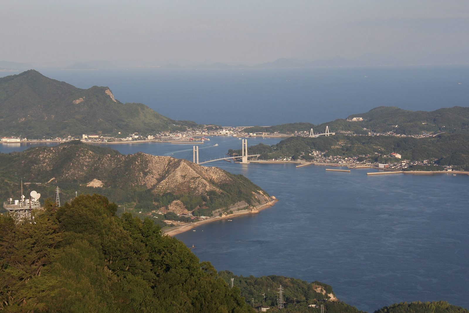 橋で結ばれた芸予諸島の島々（写真は愛媛県上島町の積善山から）