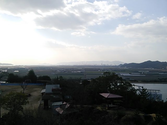 山のない平らな干拓地が広がる（岡山県笠岡市の笠岡湾干拓地）