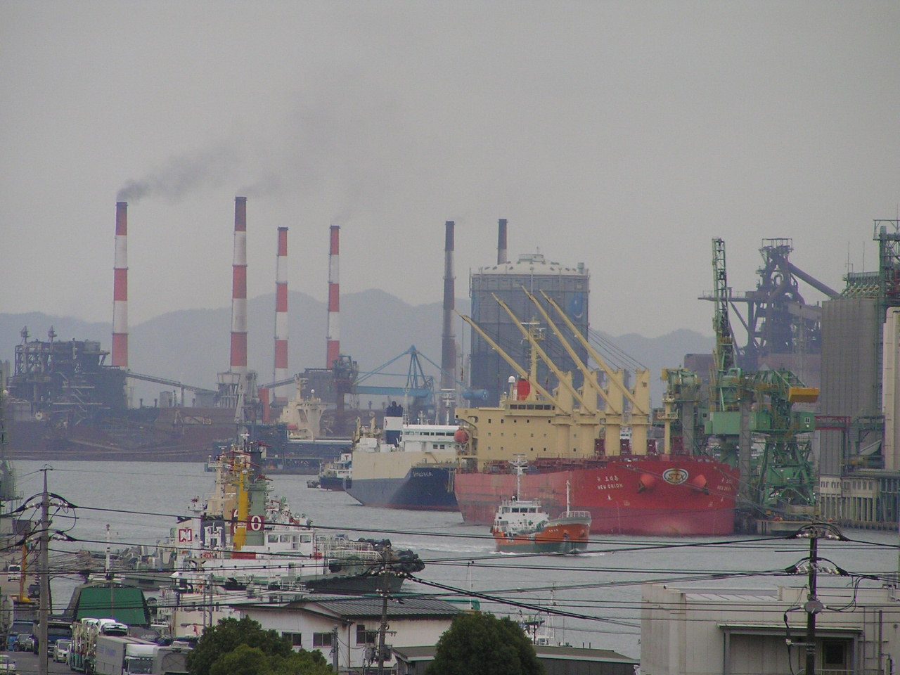水島港の製鉄所と紅白の煙突（岡山県倉敷市）