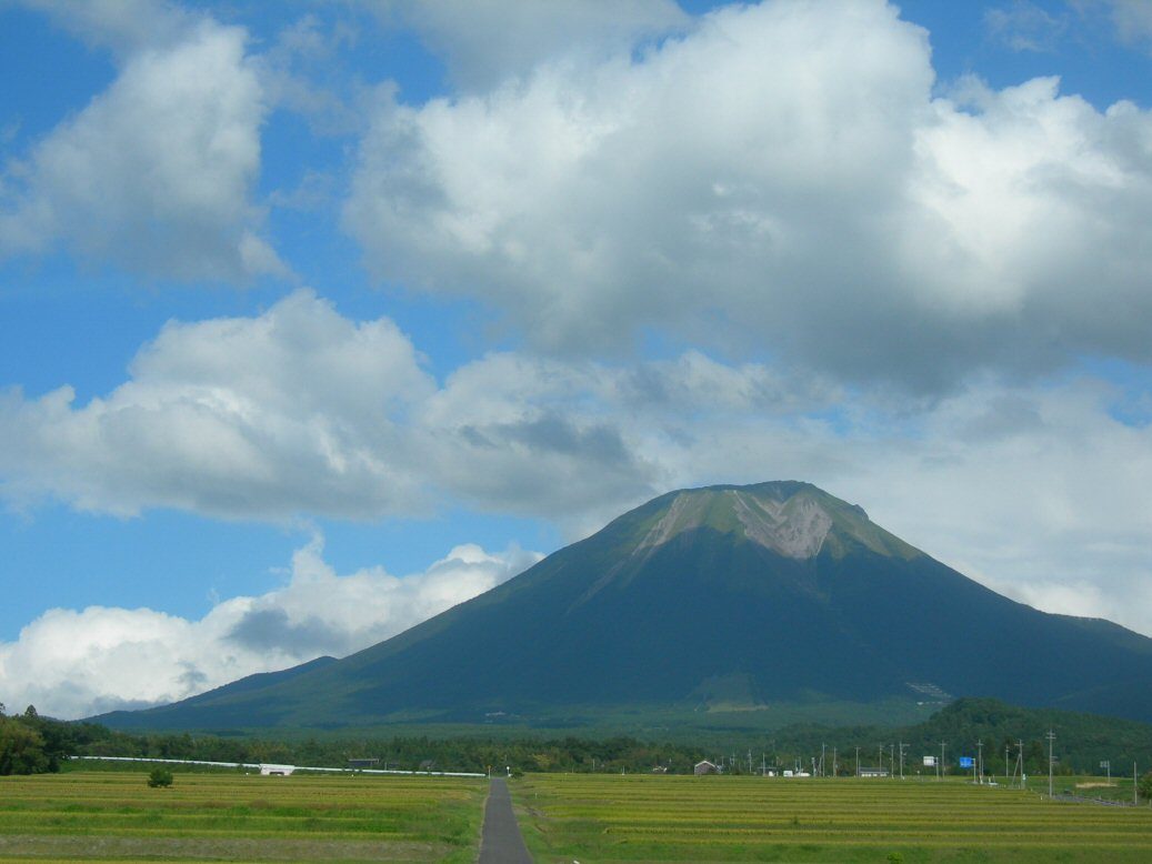 南から見た大山（鳥取県、米子自動車道から）