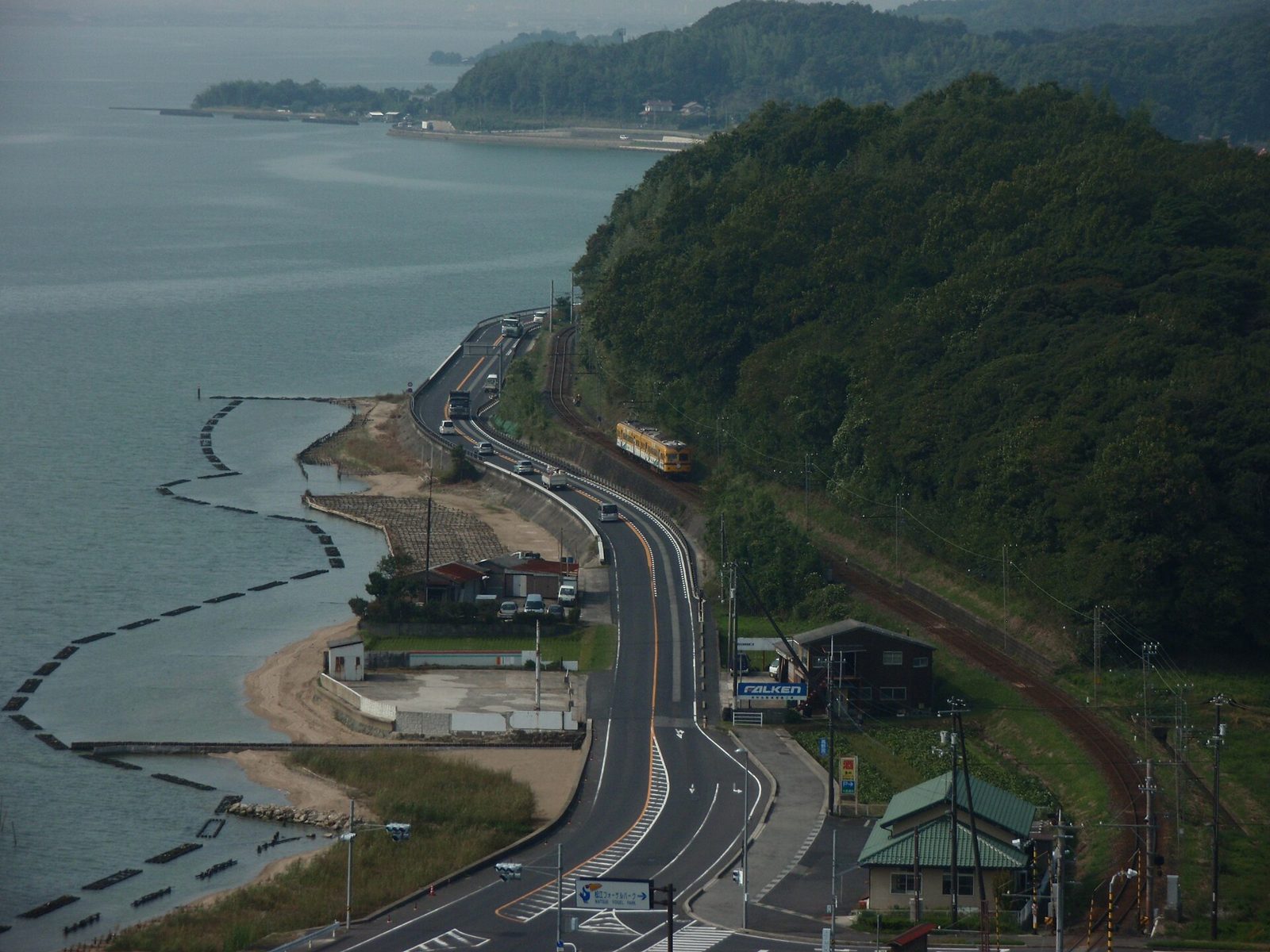 宍道湖北岸を走る道路と一畑電車（島根県）