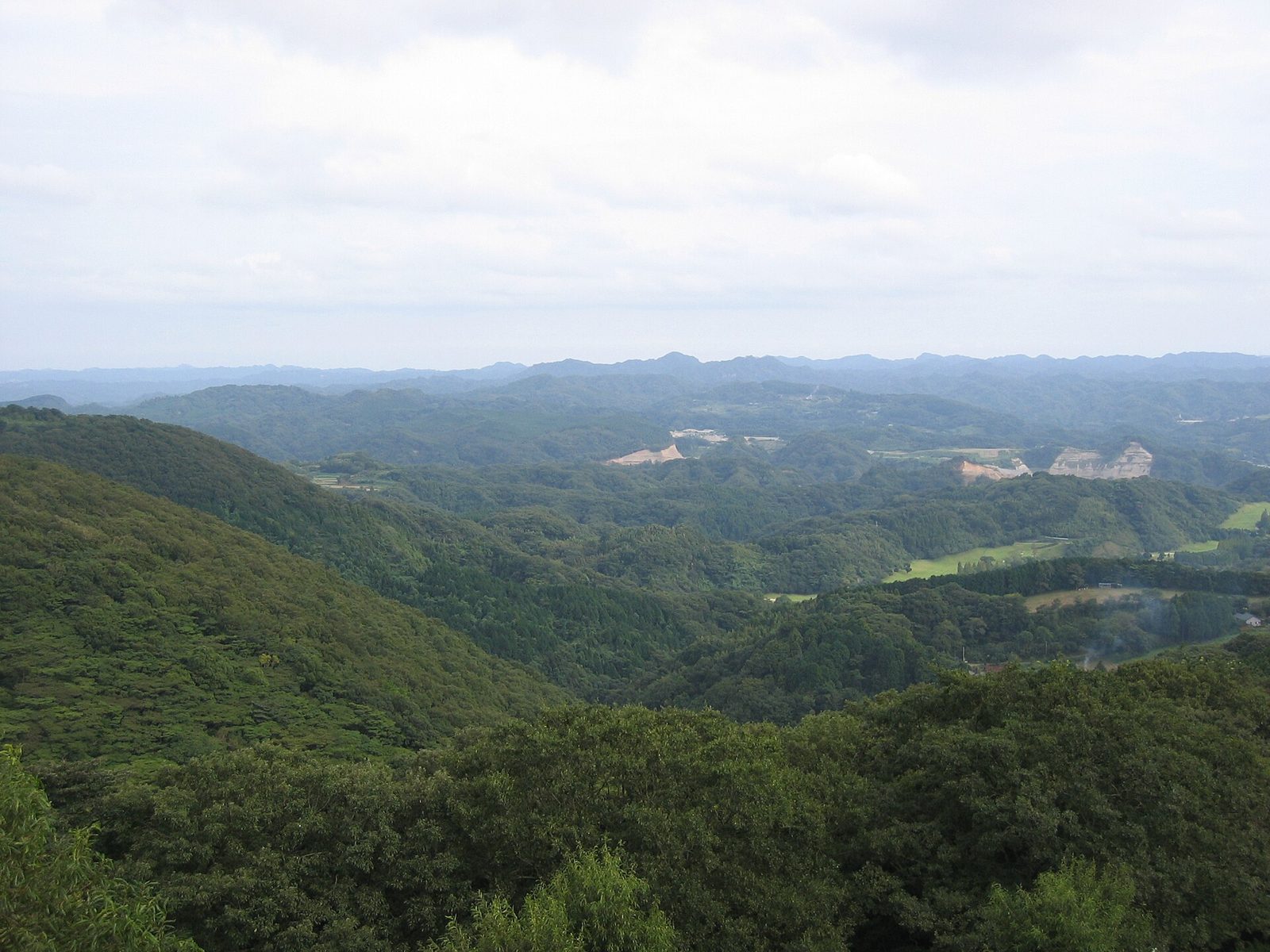 低い山が入り組んで続く房総丘陵（千葉県富津市）