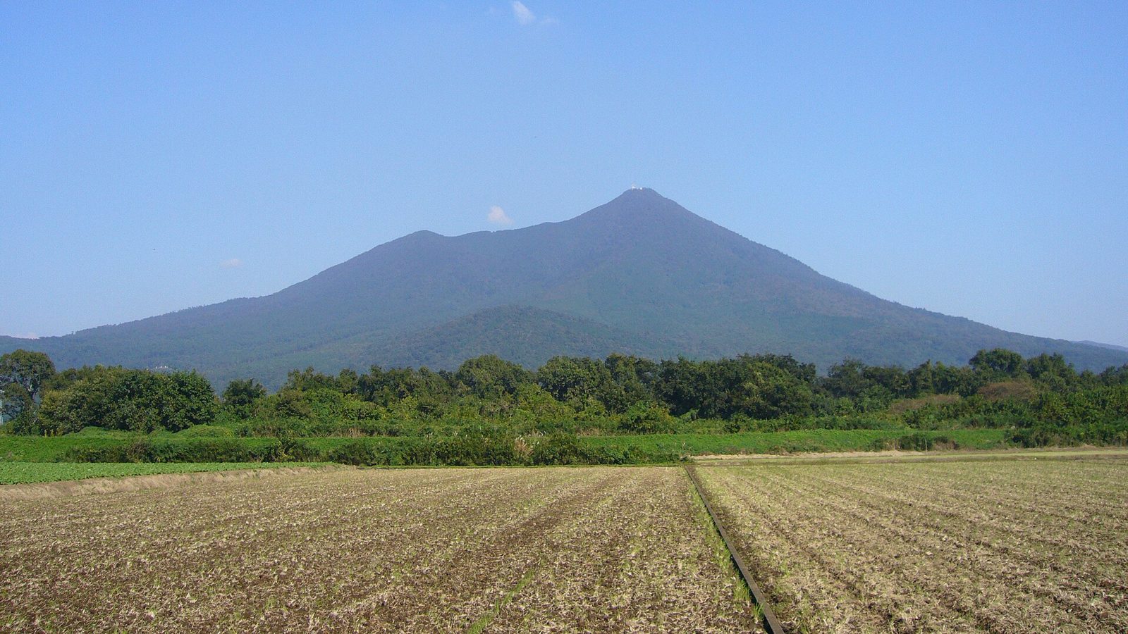 畑の向こうにそびえる筑波山（茨城県）