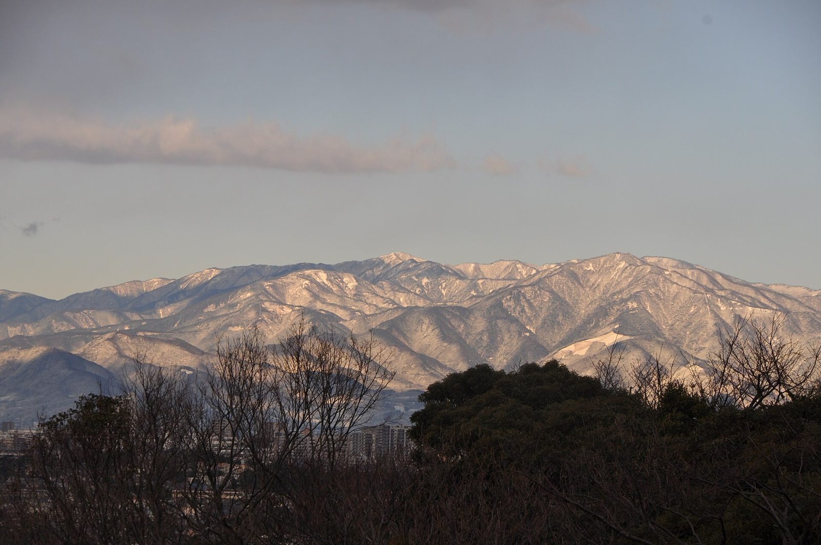 雪をかぶった丹沢山地（神奈川県）