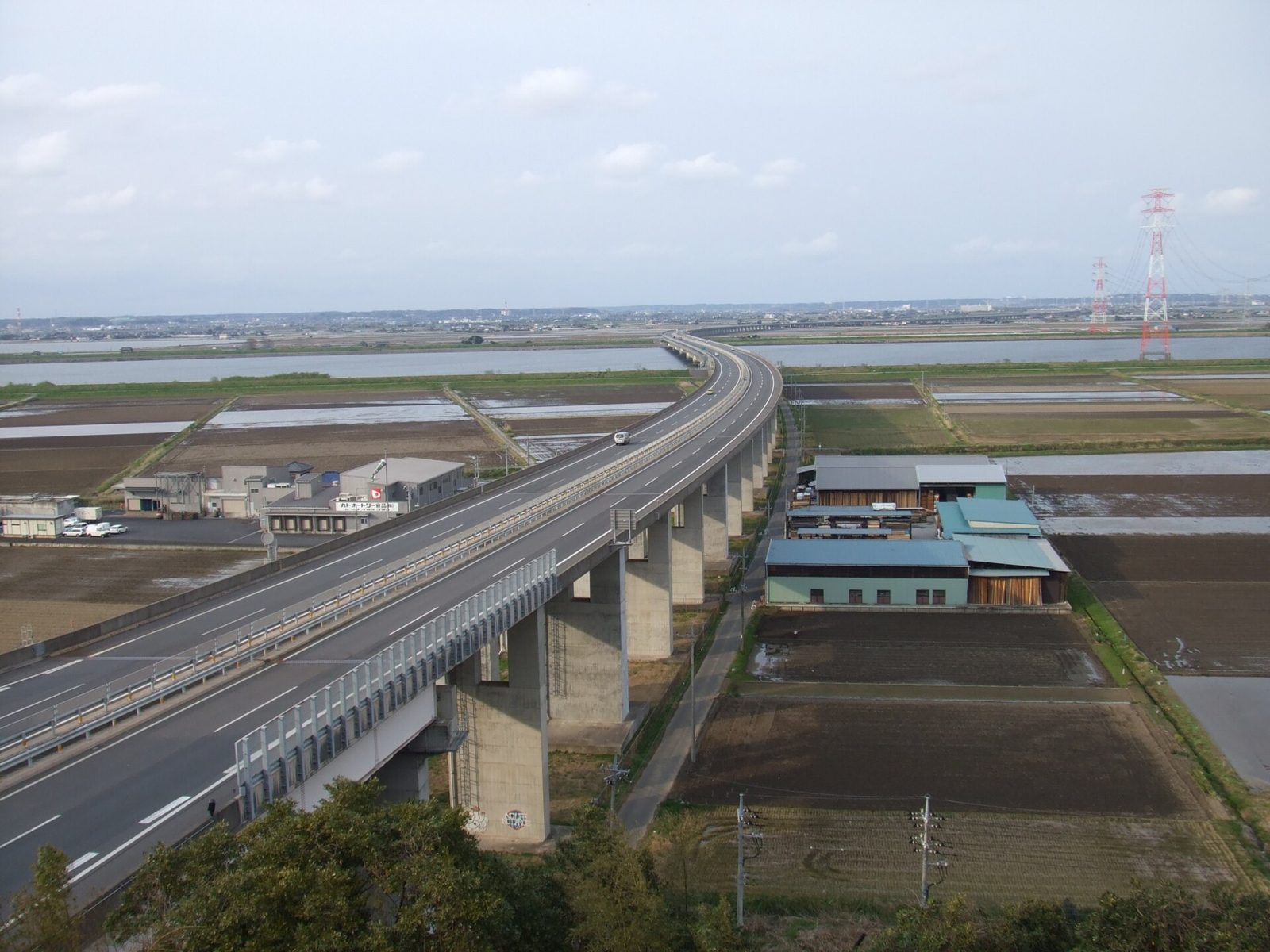 見渡す限り平らな水田が広がる水郷（千葉県香取市）