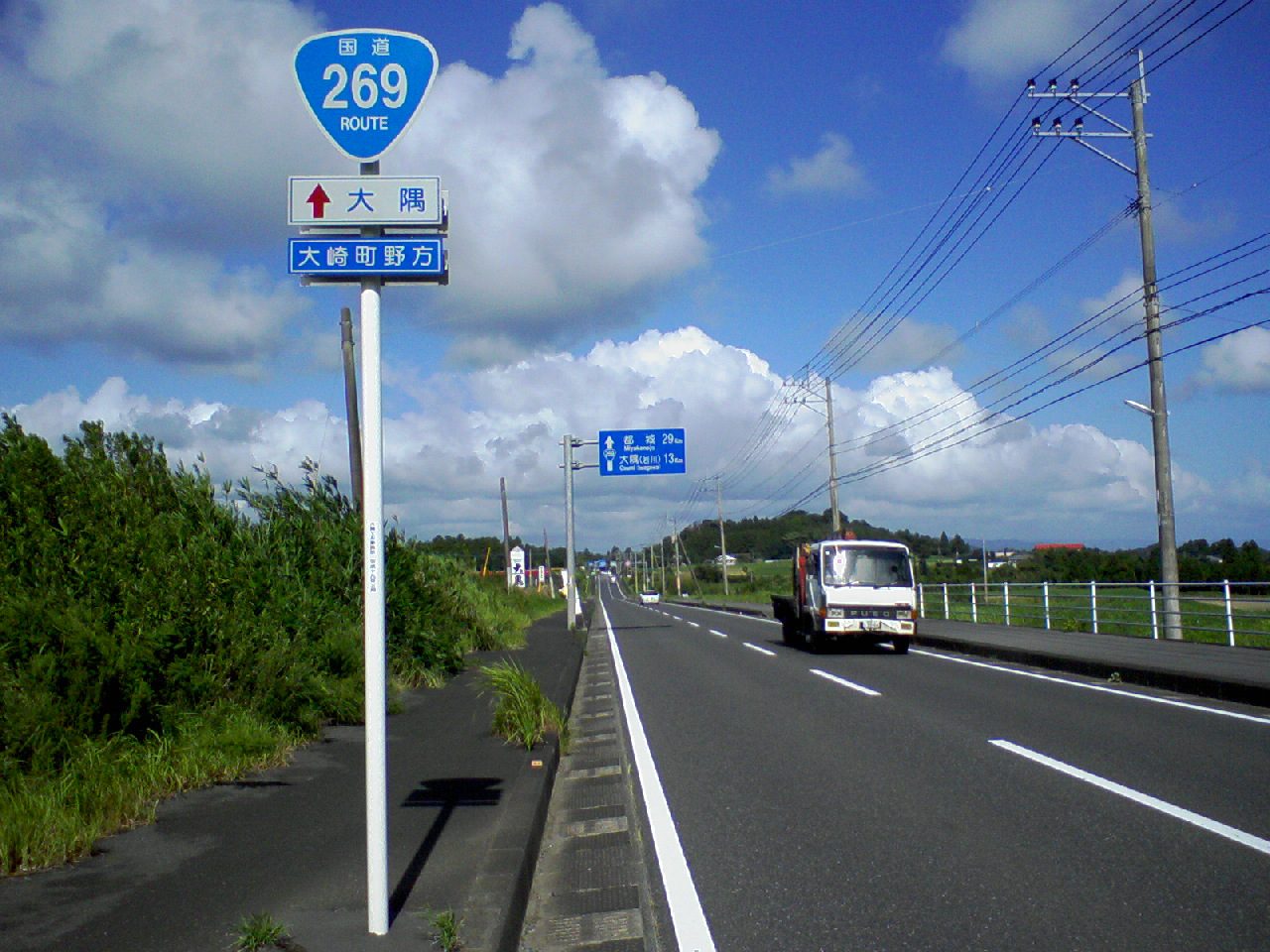 シラス台地をまっすぐ走る国道269号(鹿児島県大崎町)