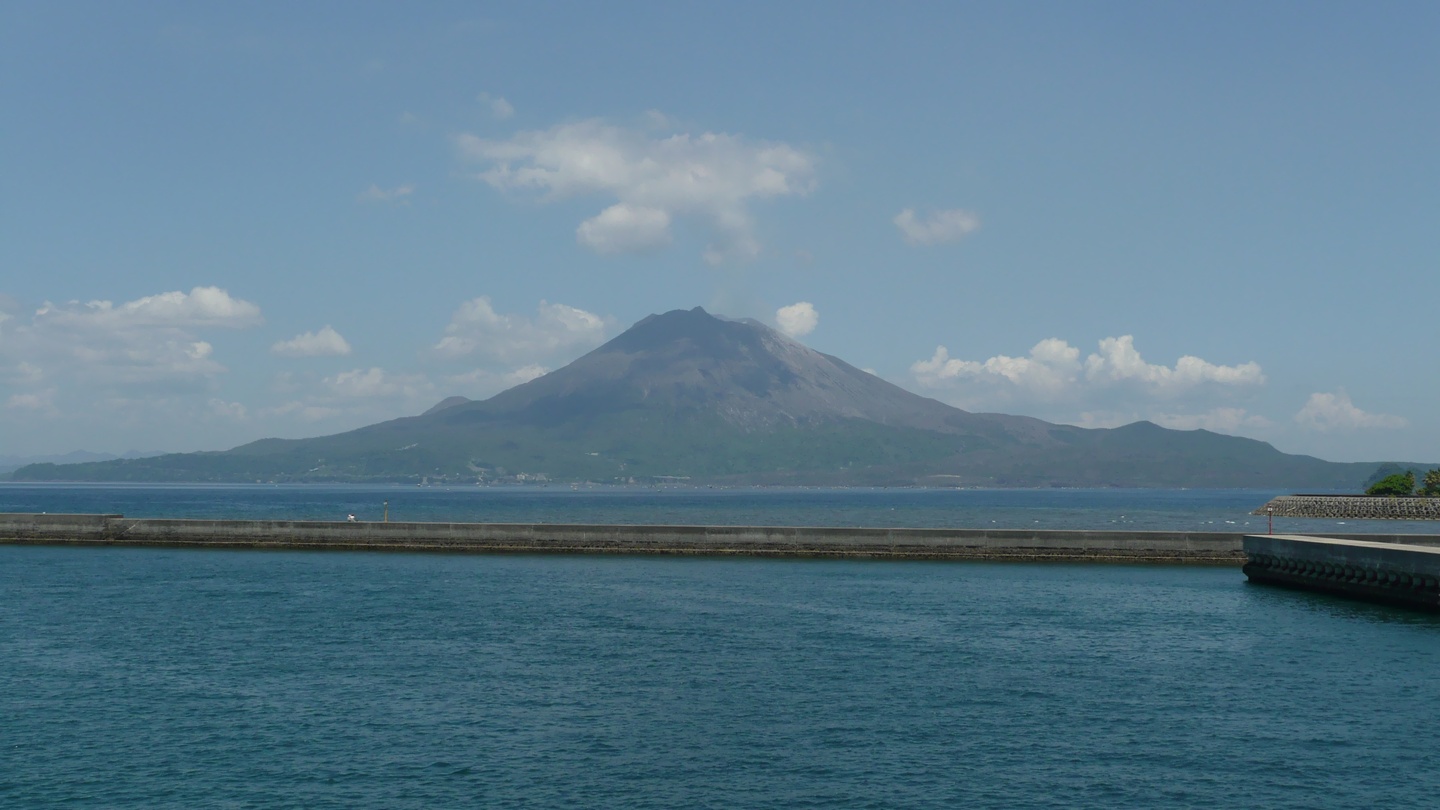 Kagoshima GeoGuessr guide image showing Sakurajima volcano