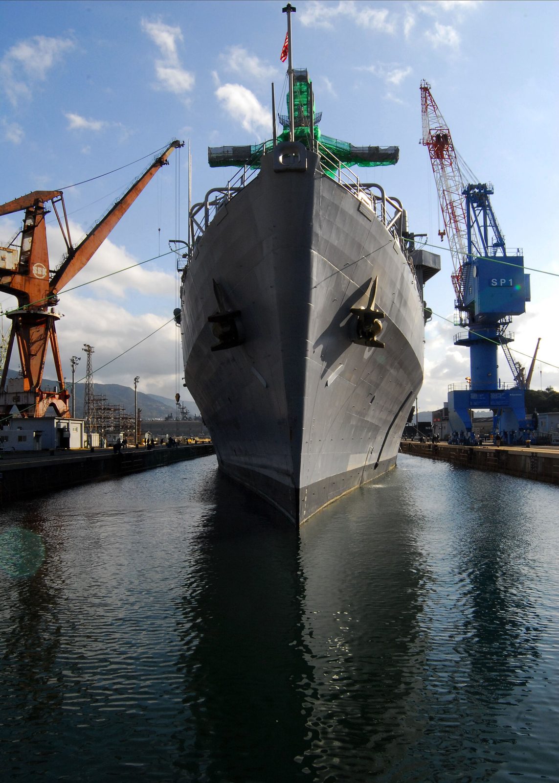 佐世保重工業のドックとクレーン（長崎県佐世保市）