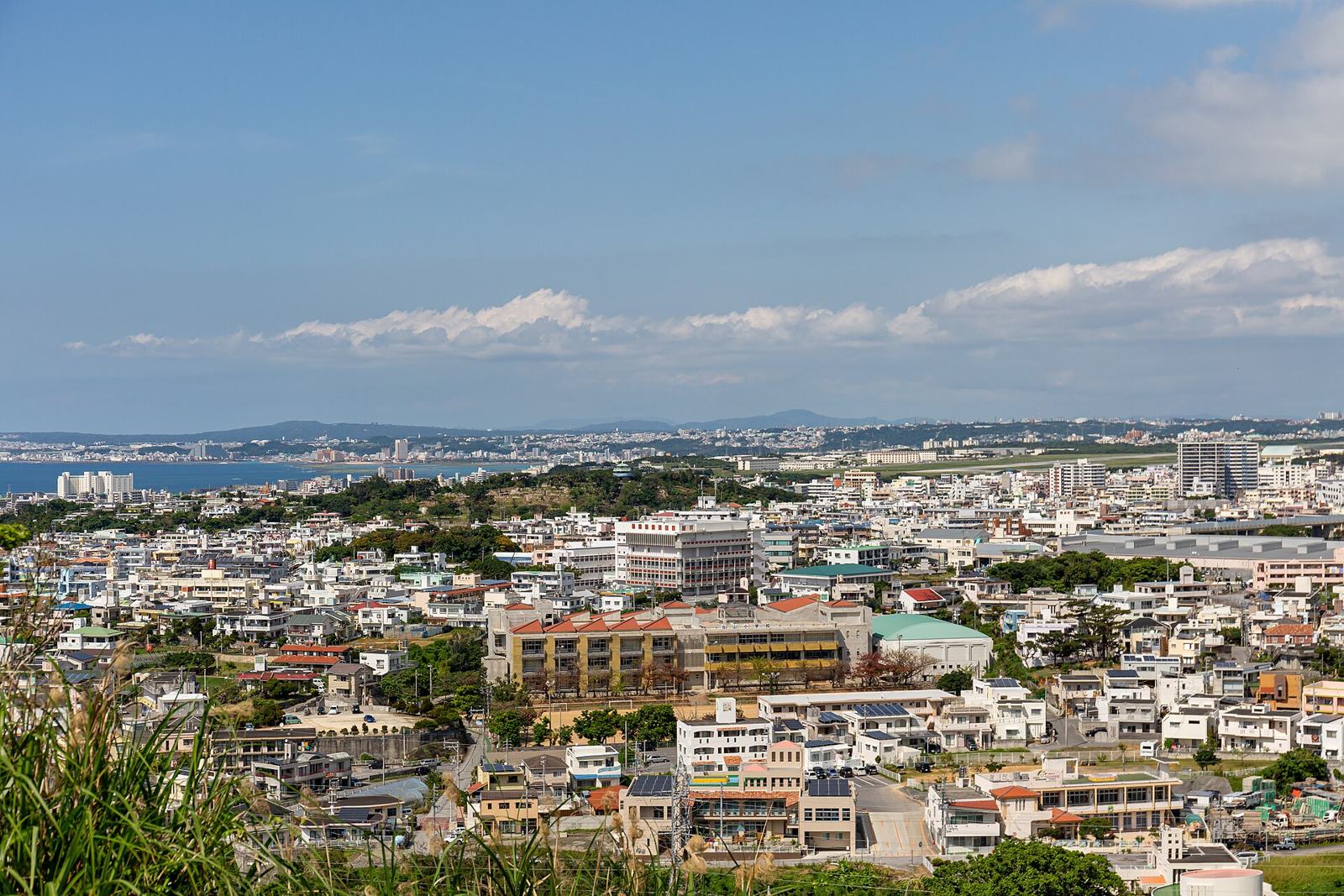 浦添市の前田高地から見た本島中部の市街地（沖縄県）