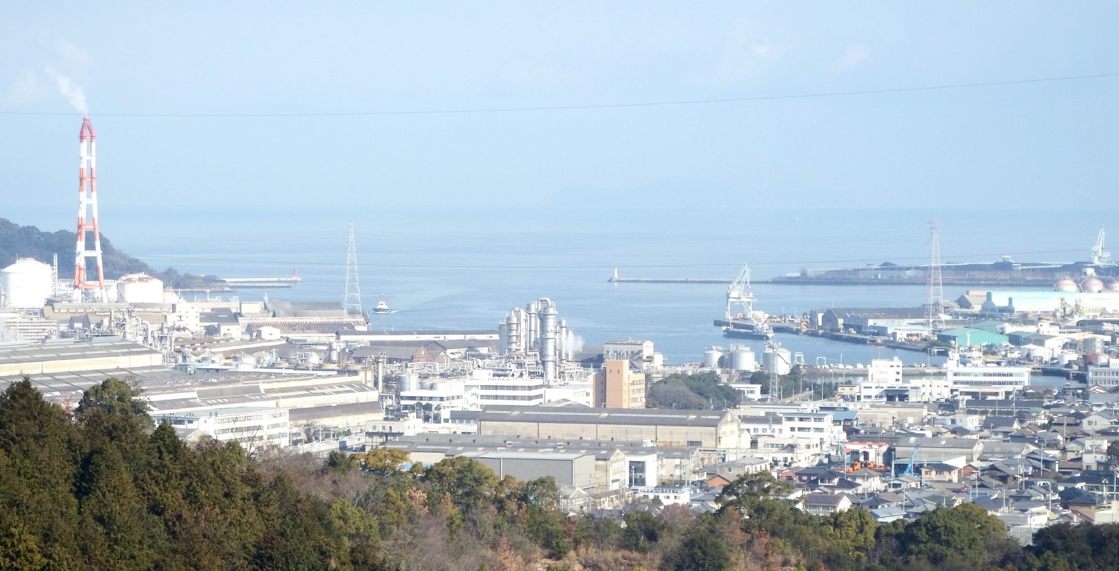 新居浜港と臨海の工場(愛媛県新居浜市)