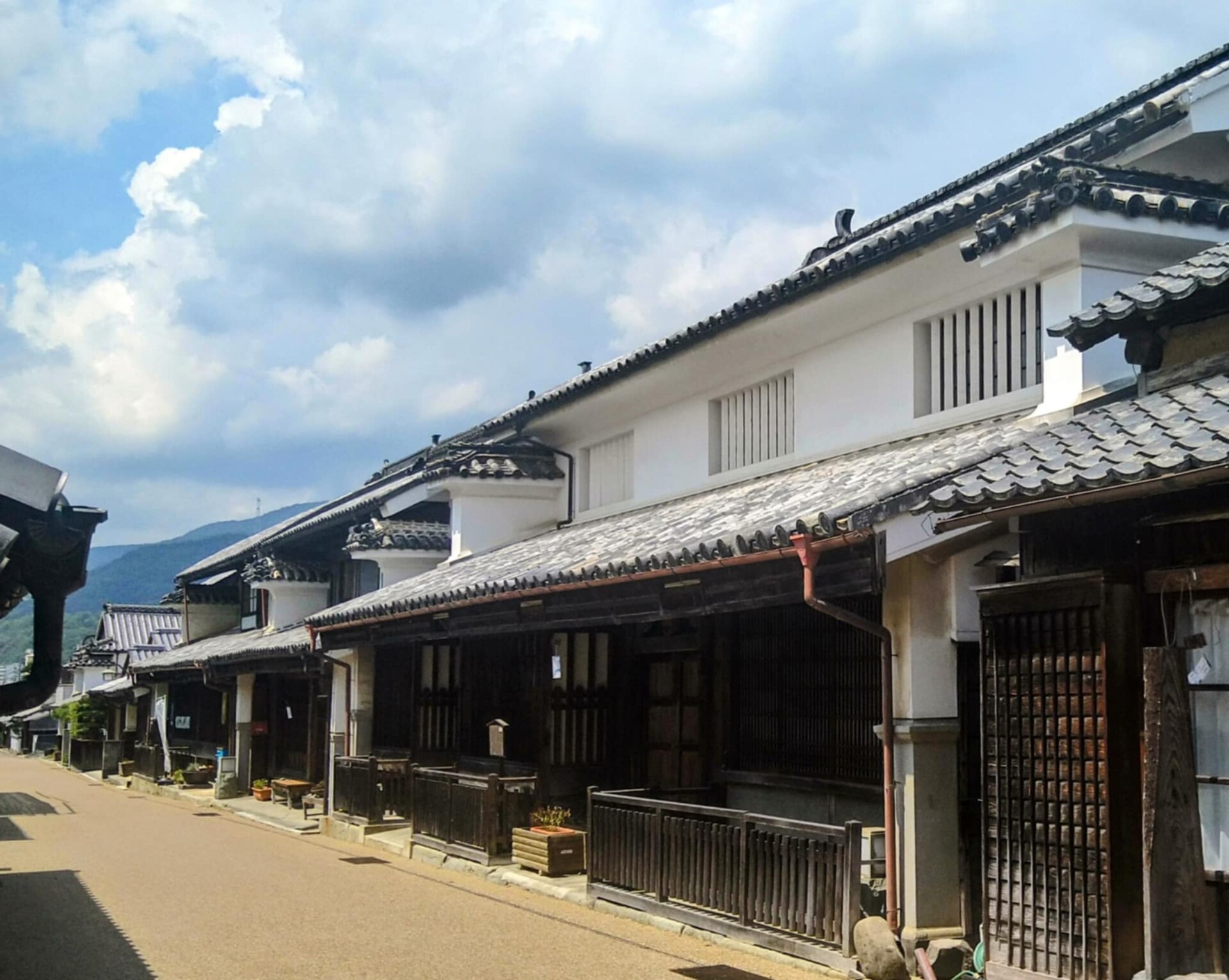 Tokushima GeoGuessr guide image showing the udatsu townscape of Mima-Wakimachi