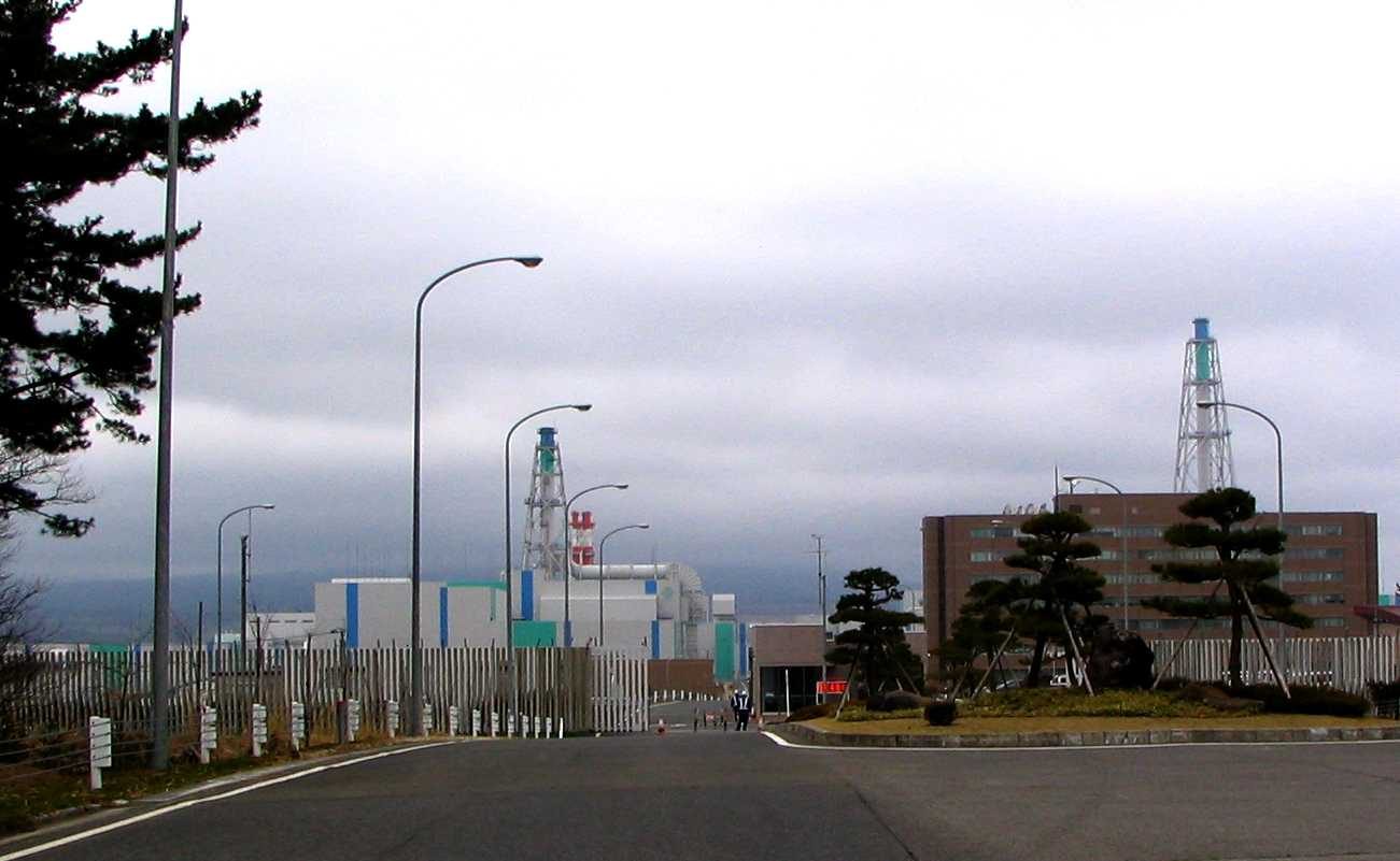 六ヶ所再処理工場の門と施設(青森県六ヶ所村)