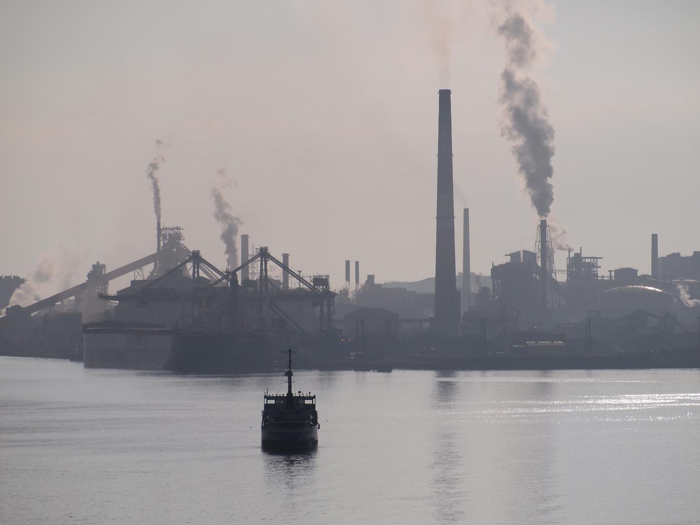 Hokkaido GeoGuessr guide image showing Muroran steelworks and the Hakucho Bridge