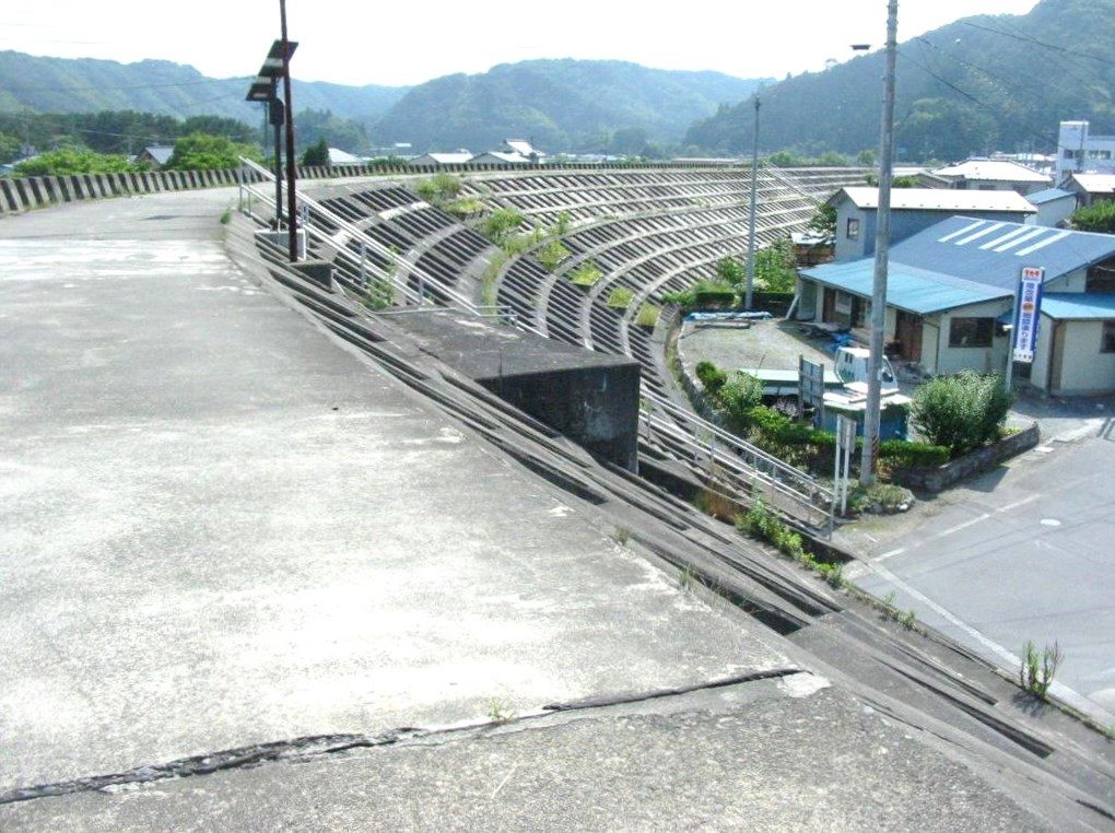 入り江をふさぐ高い防潮堤(岩手県宮古市田老)