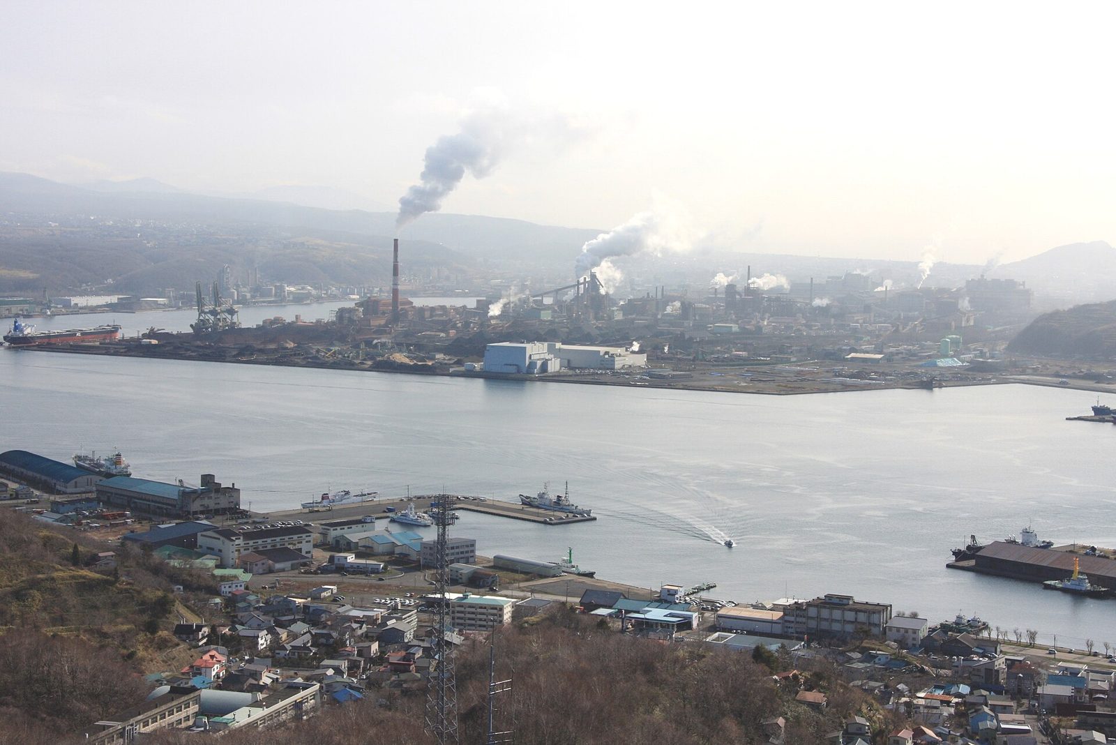 湾の奥に製鉄所が見える室蘭市（北海道）