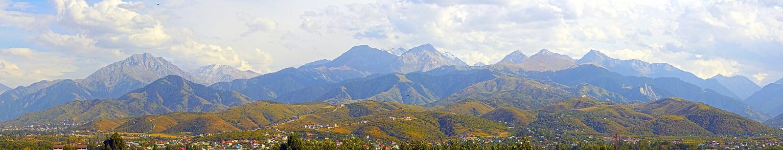 平地の奥にそびえる雪山（アルマトイ近郊の外イリ・アラタウ）