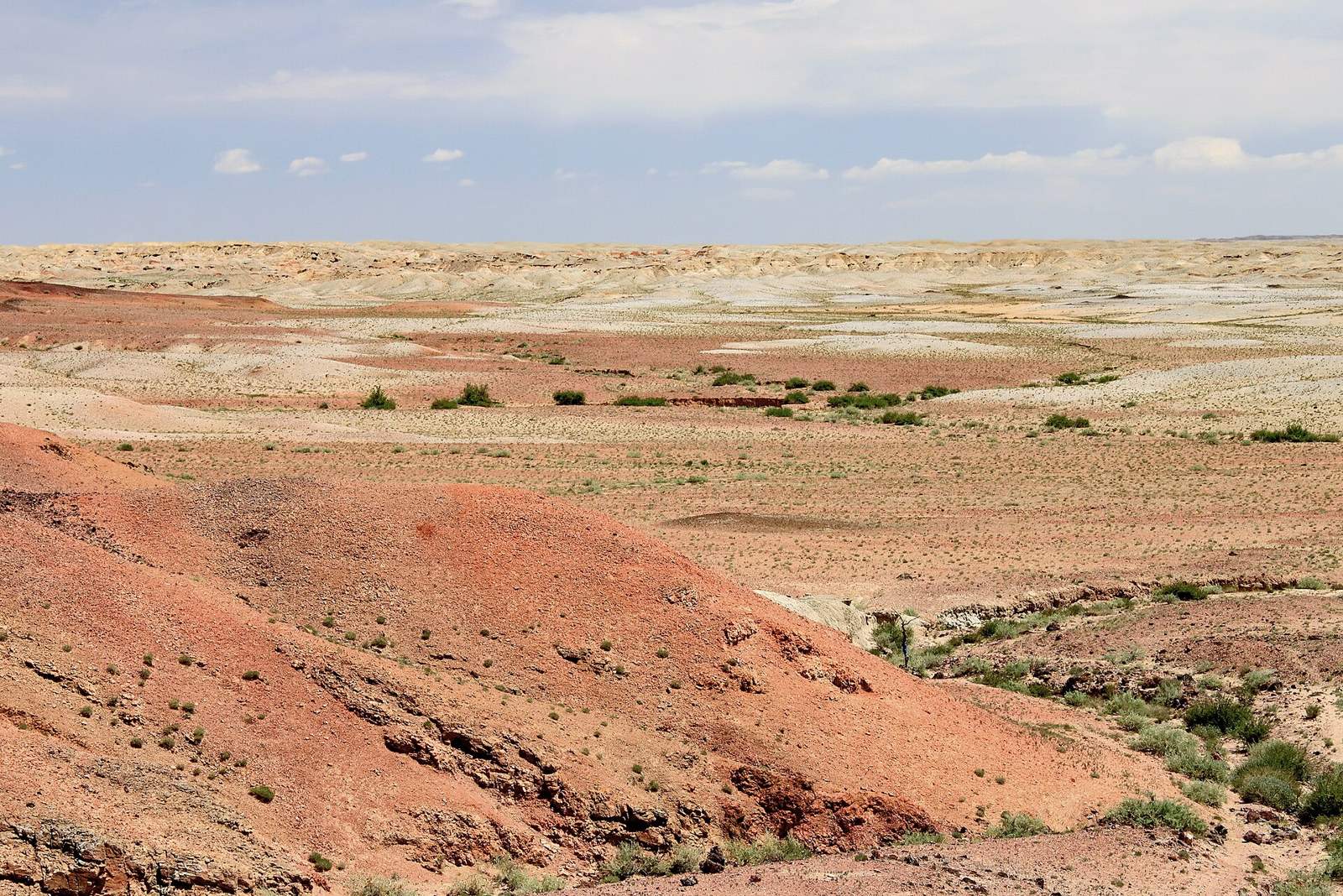Grava y suelo rojo que se extienden por las llanuras del Gobi (provincia de Dornogovi)
