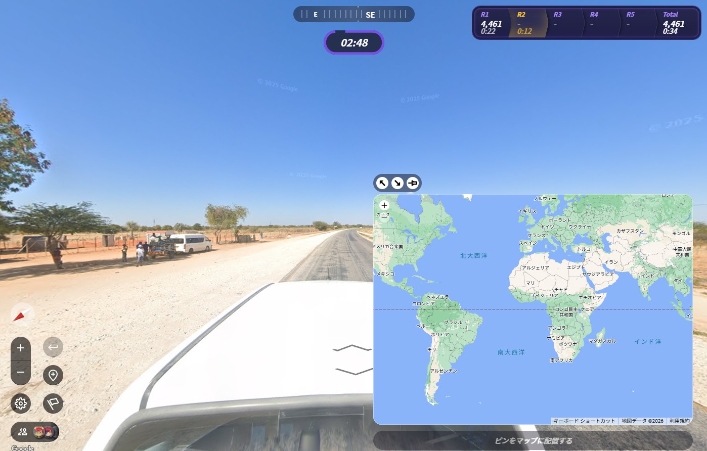 GeoGuessrのラウンド画面。上部にコンパスとタイマー、右上にスコア、右にミニ地図、左下に操作アイコン