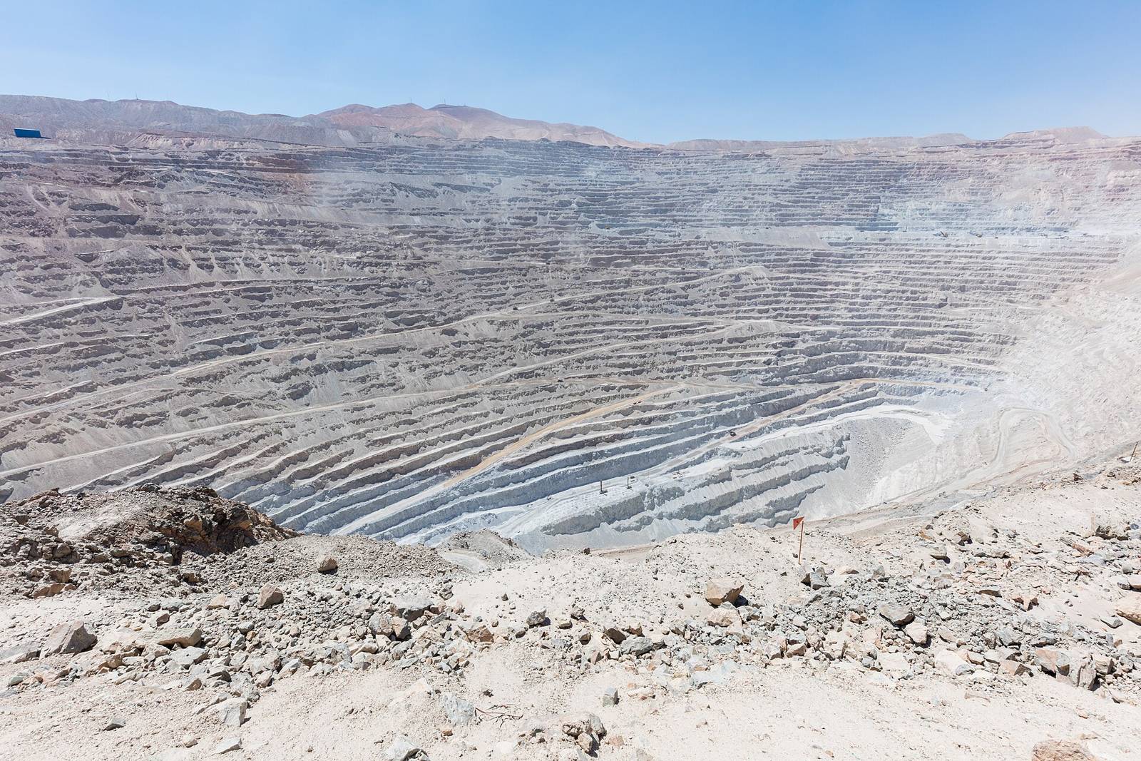 段々に掘り下げられた露天掘りの銅山(Chuquicamata)