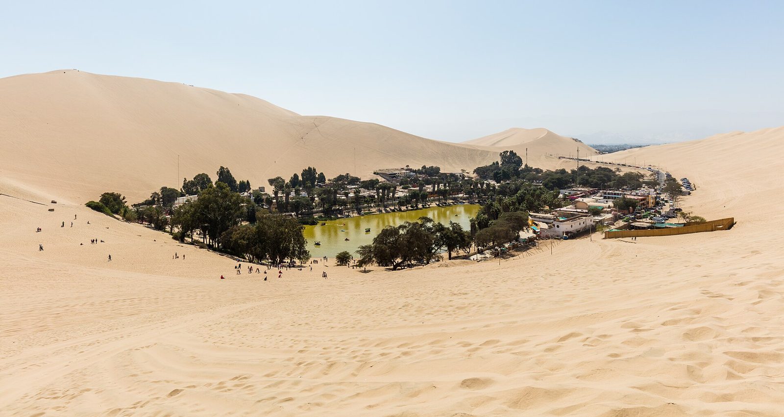 砂丘に囲まれた緑のオアシス（イカ県Huacachina）