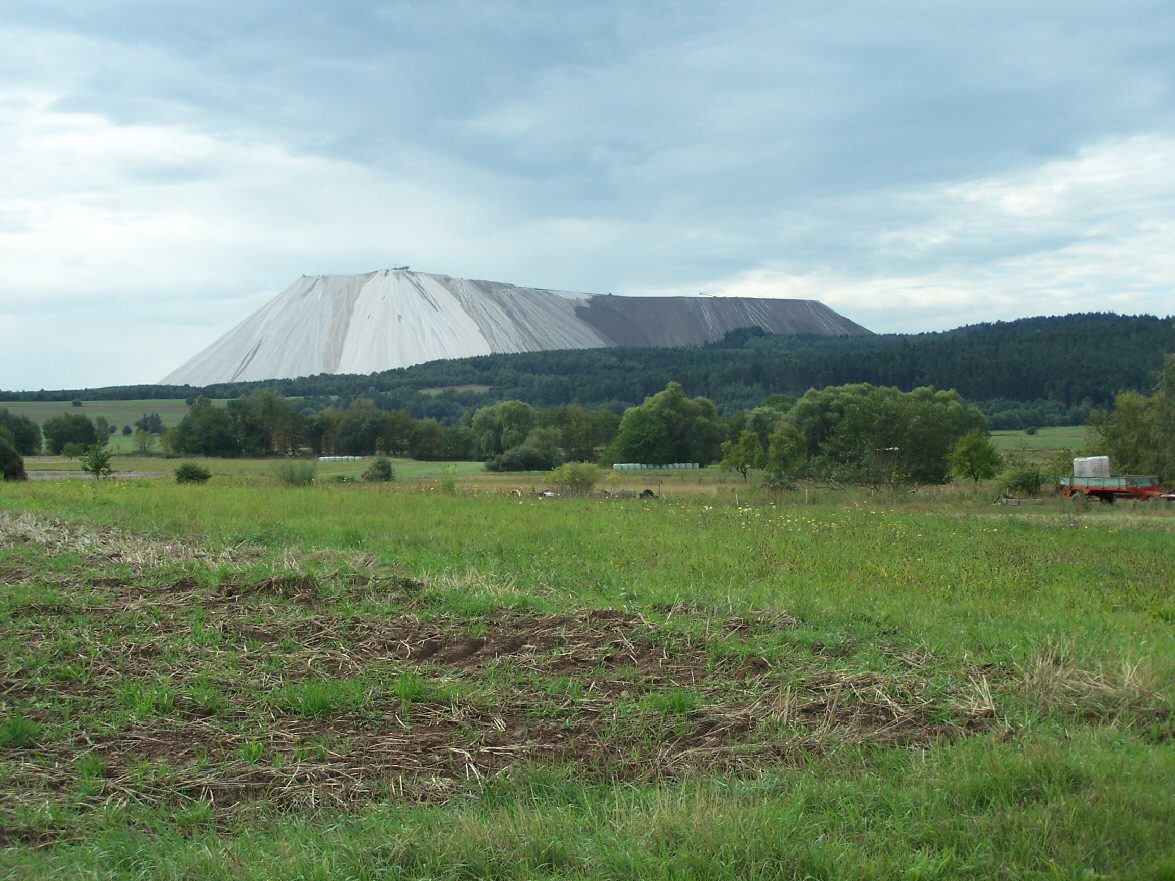 緑の畑の中に立つ白い塩の山(HeringenのMonte Kali)