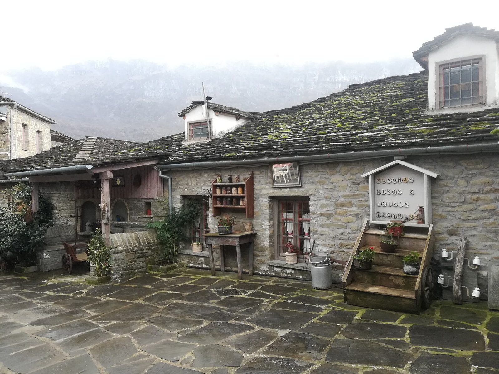 石壁と石板葺きの屋根が続く村（Zagori・Papingo）