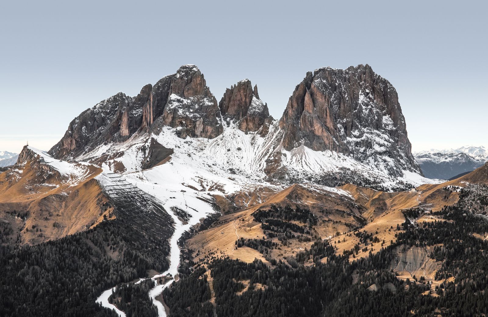 垂直に切り立った灰色の岩峰(Dolomiti、Sella峠)