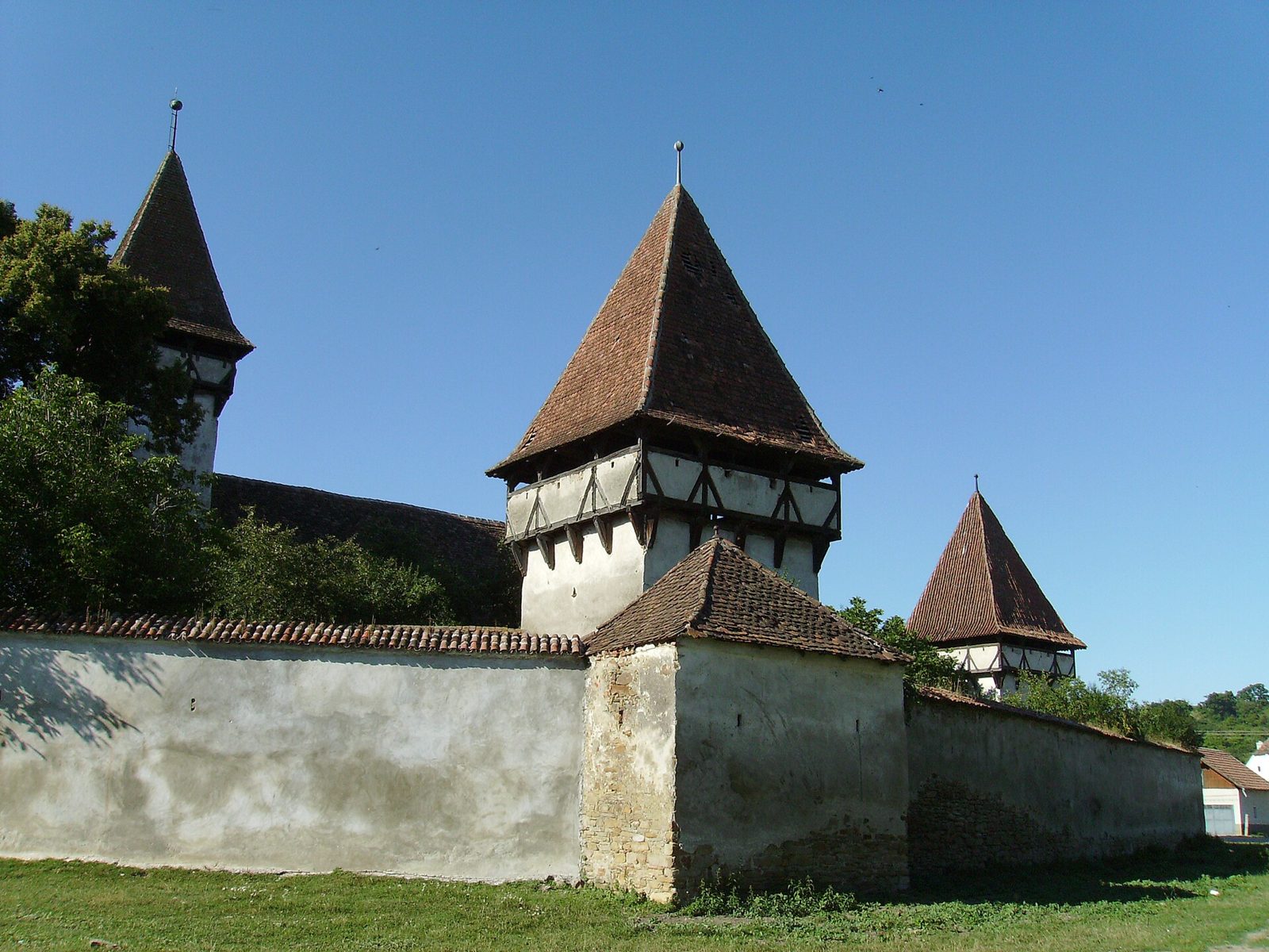 高い壁に囲まれた要塞教会（Transilvania・Cincșor）