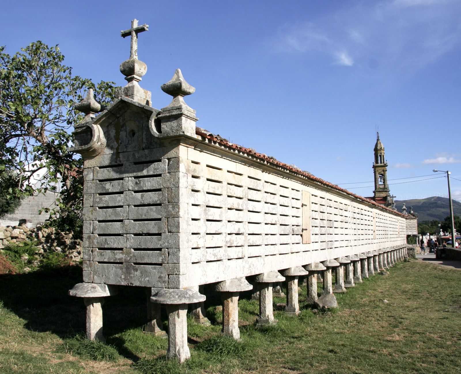 Un hórreo largo y estrecho en forma de caja (Carnota, Galicia)
