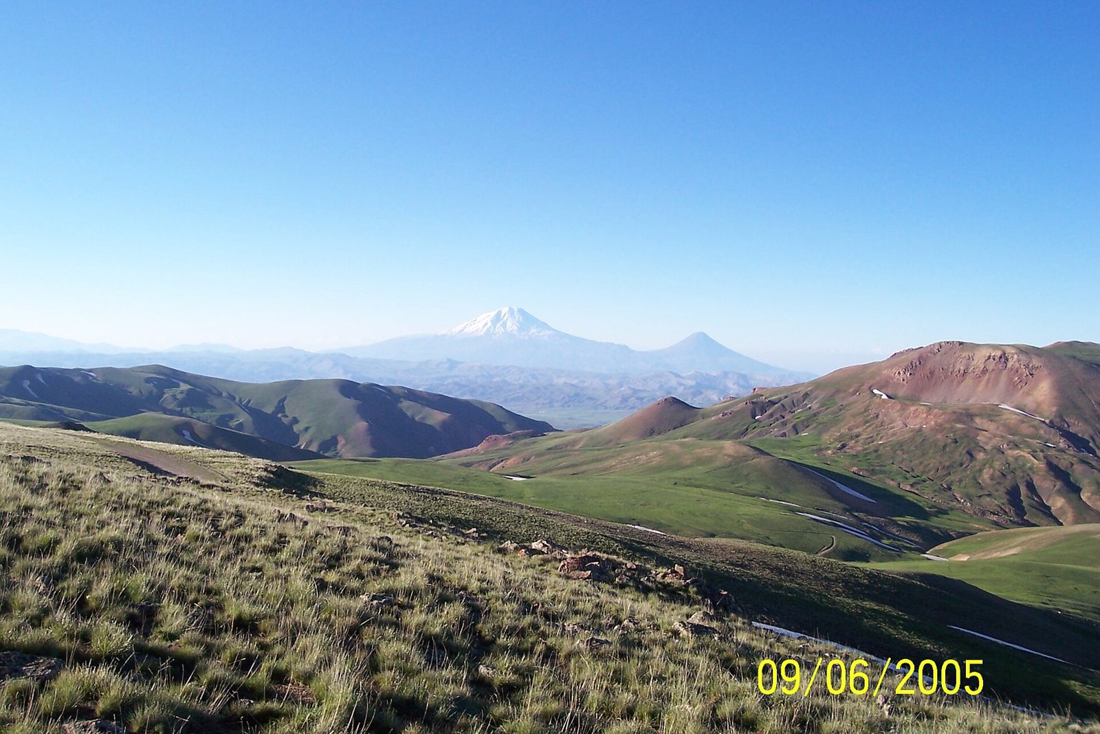 木の無いなだらかな草原と奥のArarat山（東Anatolia）